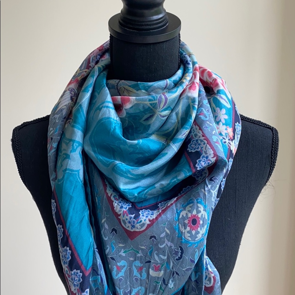 Lightweight Silk Scarf w Tassel detail